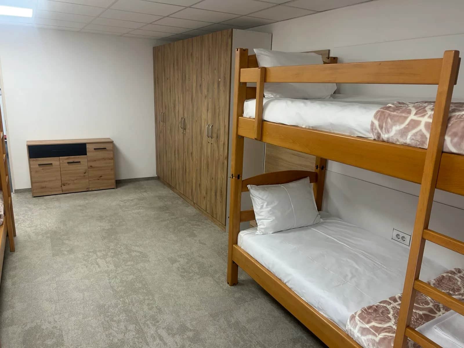 Izdajem sobe u Borči - hostelski